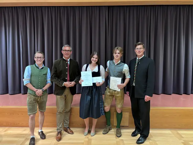 Platz 1: Michael Holzleitner (Obmann des Absolventenverbandes der HLBLA St. Florian), Franz Waldenberger (LK-Präsident), Elisabeth Rebhahn-Roiter, Tristan Reder, Karl Velechovsky | Foto: HLBLA St. Florian