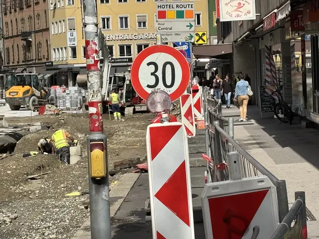 Brixner Straße nordseitig, Zugang zu Geschäften und Lokalen möglich.