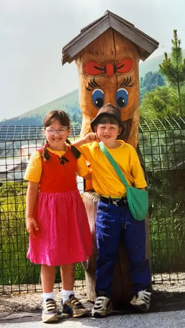 Die beiden Stammgäste aus der Schweiz sind heute um die 40 Jahre alt. Damals sind sie beim 1. Heidi-Fest den ganzen Tag in den Originalkostümen herumgelaufen und hatten ihren Spaß. | Foto: heidialmfalkert
