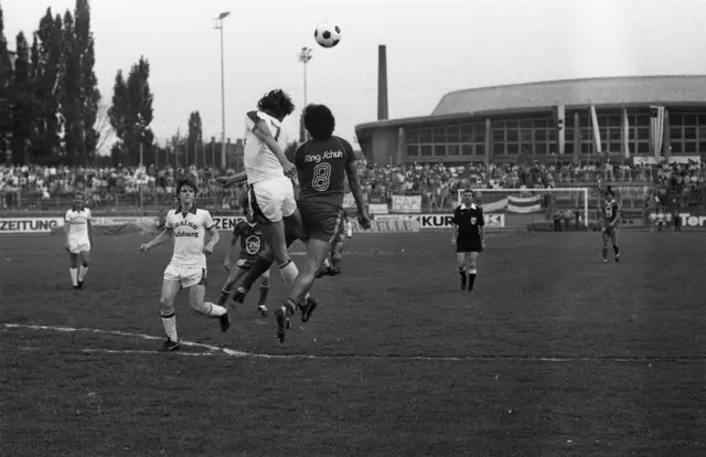 GAKs Nummer 8 Paul Bajlitz im Luftkampf mit einem Salzburger Verteidiger | Foto: Foto Fischer/Sammlung GAK 1902