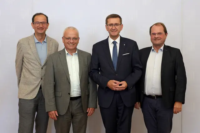von links: Wolfgang Holzhaider (Innungsmeister Baugewerbe und Geschäftsführung Holzhaider Bau GmbH), FH-Doz. Wolfgang Amann (Geschäftsführender Gesellschafter des IIBW), Wirtschafts-Landesrat Markus Achleitner, Manfred Asamer, (Fachvertretungsvorsitzender der Stein- und keramischen Industrie der WKOÖ).  | Foto: Land OÖ/Daniel Kauder
