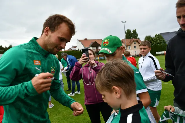 Die Unterschrift von Nationalteamspieler Matthias Seidl war besonders begehrt. | Foto: MeinBezirk/Erwin Pramhofer