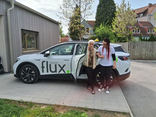 Das Anrufsammeltaxi flux ist in 42 Gemeinden des Steirischen Zentralraums unterwegs und ermöglicht es unter anderem älteren Menschen, im Alltag mobil zu sein.  | Foto: TBS Köflach