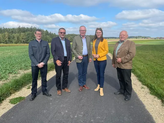 Lokalaugenschein beim Güterwegausbau in Pfaffenschlag: Christoph Flicker, Bürgermeister Werner Liebhart, LH Stv. Stephan Pernkopf, BR Viktoria Hutter und Vizebürgermeister Josef Flicker (v.l.) | Foto: VPNÖ