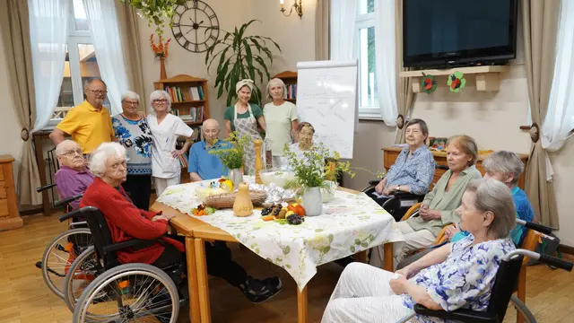 Seniorenanimateurin Hanna Wascher (4.v.l.), Chefin Roswitha Waldhaus (5.v.l.) und Foodbloggerin Johanna Plos (7.v.l.) beim Kochworkshop im Seniorenheim Waldhaus in Edelschrott | Foto: Schrapf