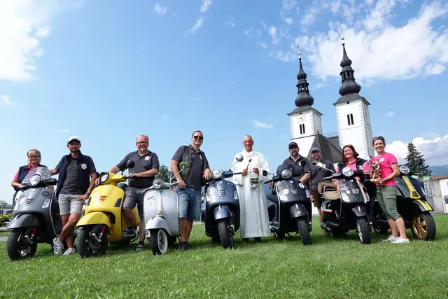 Pfarrer und zahlreiche Fahrzeuglenkerinnen und Fahrzeuglenker mit ihren Gefährten, aus dem Vorjahr | Foto: privat