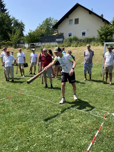 Auch Lukas Kaufmann versuchte sich im "Knitteln".  | Foto: Austrian Men's Club