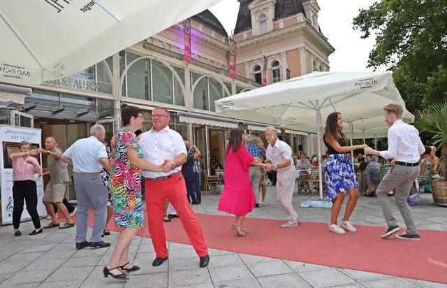 Auf der Terrasse des Kongress- und Theaterhauses ging "Pirni's Tanzpalast" über die Bühne. | Foto: Hörmandinger