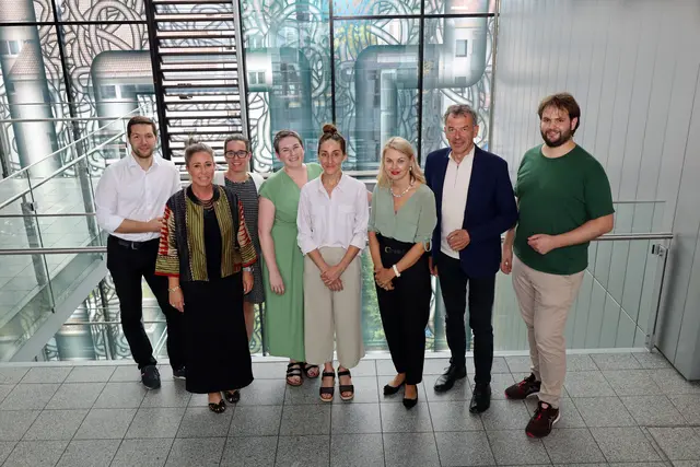 Yasmine Haddad (4.v.r.) ist die diesjährige Stipendiatin der UNO Summer School – Vizebürgermeister Georg Willi (2.v.r.), Vizebürgermeisterin Elisabeth Mayr (3.v.r.), Stadträtin Mariella Lutz (2.v.l.), weitere Mitglieder des Gemeinderats sowie VertreterInnen der UNO gratulierten herzlich. | Foto: M. Darmann