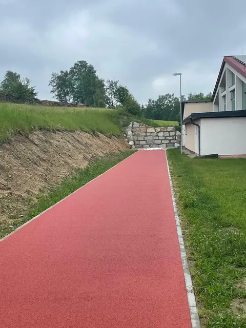 Herzensprojekt von Christian Skoll: Es gibt auch eine 60 m lange Laufbahn mit Weitsprunganlage. | Foto: Ohrfandl