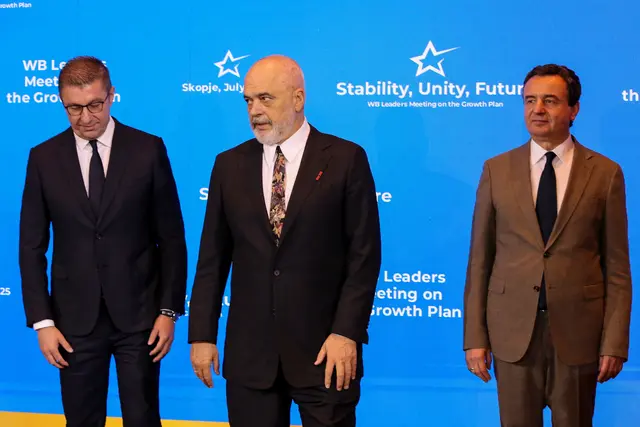 Albania's Prime Minister Edi Rama stands with Kosovo's Prime Minister Albin Kurti and North Macedonia Prime Minister Hristijan Mickoski, on the day of a meeting of the Western Balkan leaders in Skopje, North Macedonia, July 1, 2025. | Foto: Ognen Teofilovski / REUTERS / picturedesk.com