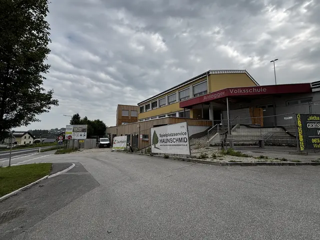 Auf dem Campus befinden sich außerdem die Mittelschule und eine Kleinkinderbetreuung. Die Kosten betragen rund 8 Millionen Euro. 