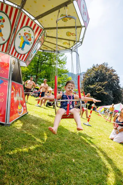 Auf die Kinder wartete ein Karussell, Bungee-Trampoline, Waterbubbles, Hüpfburgen und ein Kletterturm. | Foto: AK/Rieger