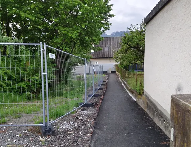 Der Weg zum Spielplatz ist versperrt. | Foto: KK
