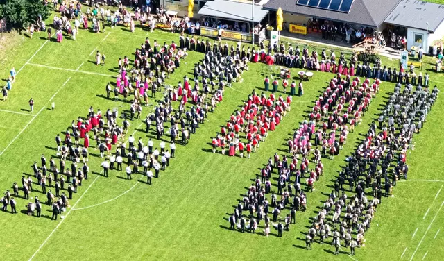 20 Musikkapellen aus der Region sorgten für ein einzigartiges und stimmungsvolles Bild. | Foto: Wolfgang Wagner