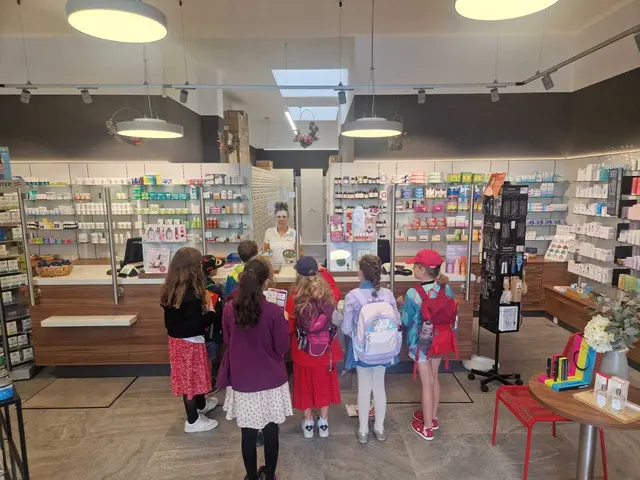 In den Betrieben war bei der Dorfplatz Rätsel-Rallye Köpfchen gefragt, das am Dorfplatz belohnt wurde. | Foto: Kaufmannschaft Kirchberg-Reith