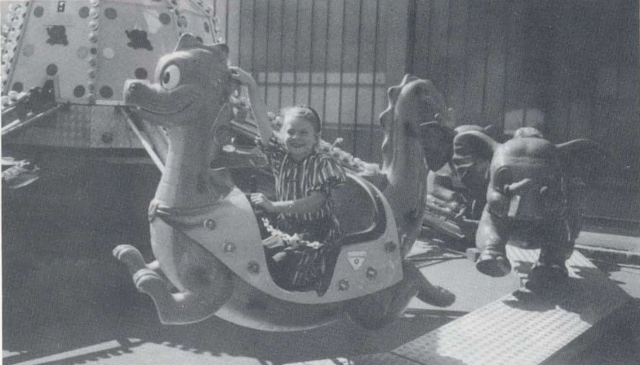 Ein Highlight war und ist bis heute der Vergnügungspark, der sich rund um die Ringmauergasse erstreckt. Bei den Kleinsten waren die Ringelspiele schon immer ein Hit. | Foto: Archiv Villacher Kirchtag