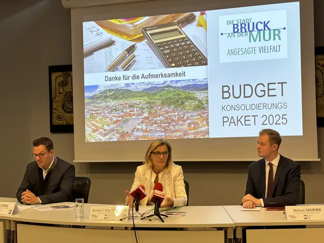 Vize-Bürgermeister Raphael Pensl, Bürgermeisterin Susanne Kaltenegger und Finanz-Stadtrat Helmut Sommer präsentieren "lebensrettende Sofortmaßnahmen" für das Brucker Budget. | Foto: Kern