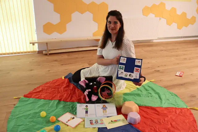 In ihren Stunden arbeitet sie mit Tüchern, Handpuppen, Ringen und alles, was das Kinderherz begehrt. | Foto: MeinBezirk