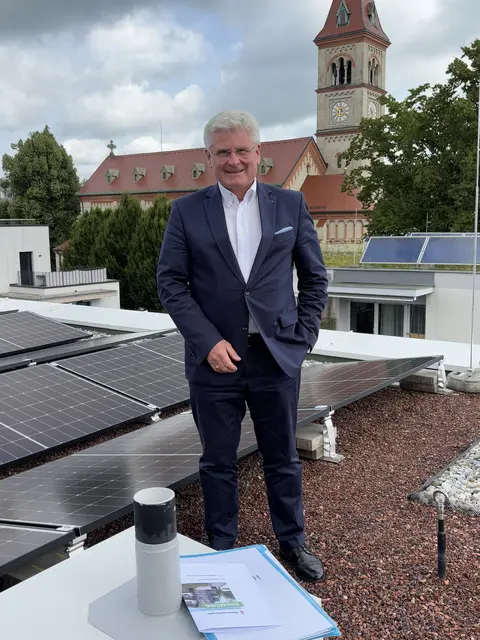 Ferdinand Hochleitner, Geschäftsführer der gswb, auf dem Dach der neuen Wohnanlage, auf dem einegemeinschaftlich genutzte Photovoltaikanlage mit einer Leistung von ca. 44 kWp installiert wurde. | Foto: Schrofner