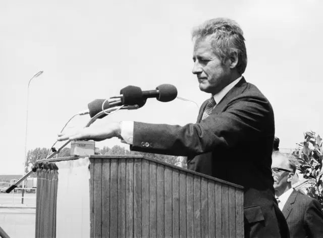 Der frühere Bürgermeister Leopold Gratz bei der feierlichen Inbetriebnahme der Kläranlage im Jahr 1980. Nach ihm fanden sich auch Michael Häupl und Michael Ludwig (SPÖ) zwischen den Abwasserbecken ein.  | Foto: ebswien/archiv