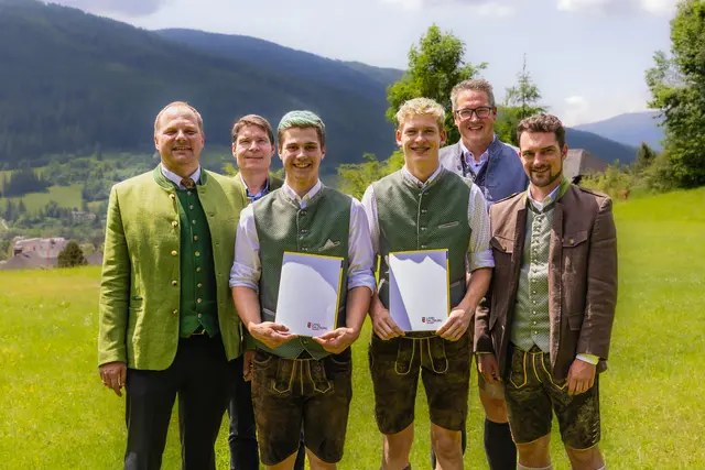 Im Bild v.l.: Mathias Gappmaier (Direktor LFS Tamsweg), Franz Moser (Abteilungsleiter Lebensgrundlagen und Energie Land Salzburg), Michael Schiffer (Preisträger 3aL), Raphael Landschützer (Preisträger 3bL), Roman Gautsch (Klassenvorstand 3aL) und Markus Schreilechner (Klassenvorstand 3bL). | Foto: LFS Tamsweg/Magdalena Gautsch 