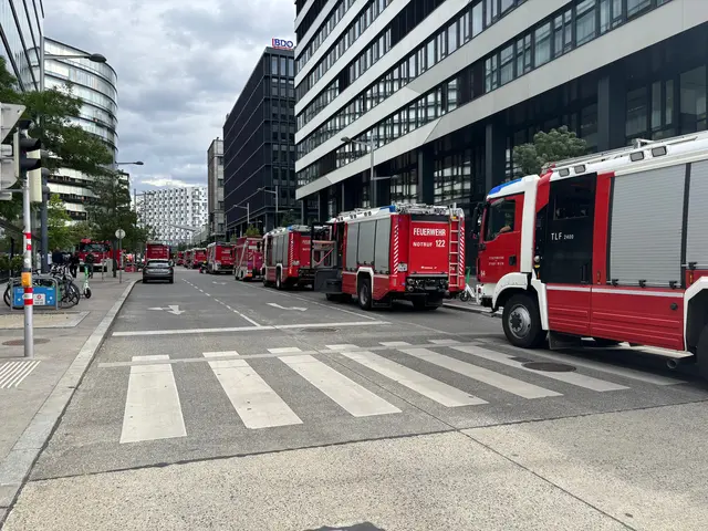 Am Mittwochnachmittag läuft ein Großeinsatz der Feuerwehr unweit von Erste Bank-Zentrale und Hauptbahnhof. | Foto: Sarah Marie Piskur/MeinBezirk