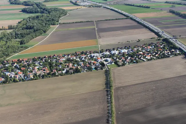 Aus Ackerland wurde Bauland, verbunden mit einer im österreichischen Schnitt 26fachen Wertsteigerung des Grundes. Hier ein Blick auf Traiskirchen.  | Foto: Architekturzentrum Wien/Stefanie Grüssl/BMI-Flugpolizei