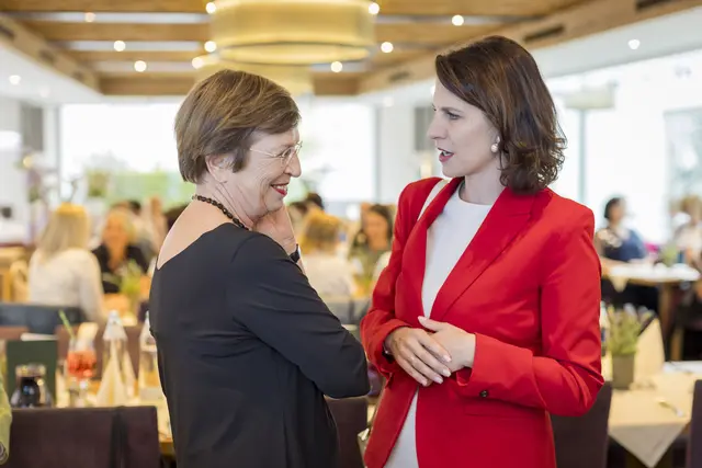 Landeshauptfrau Karoline Edtstadler und Doris Schmidauer. | Foto: Land Salzburg/Neumayr/Leopold