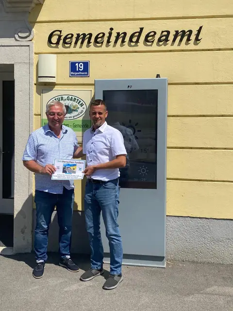 Roman Doleys übergab die Unterschriftenliste in Vertretung an Werner Herbert. | Foto: privat