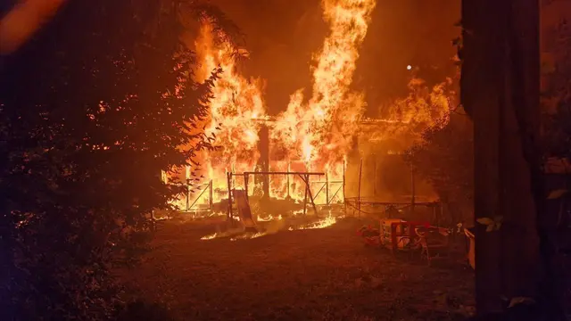 Eine Lagerhalle mitten im Wiener Wohngebiet wurde am Montagabend ein Raub der Flammen. Was den Brand verursacht haben könnte. | Foto: Stadt Wien | Feuerwehr