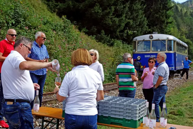 An ausgewählten Haltepunkten können die Gäste ausgewählte Weine aus ganz Österreich verkosten. | Foto: Verein Erzbergbahn