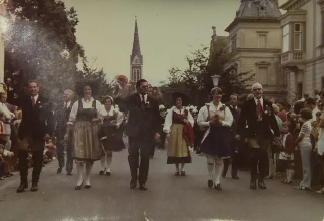 Im Jahr 1973 erstreckte sich der Umzug bis auf die 10.-Oktober-Straße. Im Hintergrund ist die Kirche im Stadtpark ersichtlich. | Foto: Archiv Villacher Kirchtag