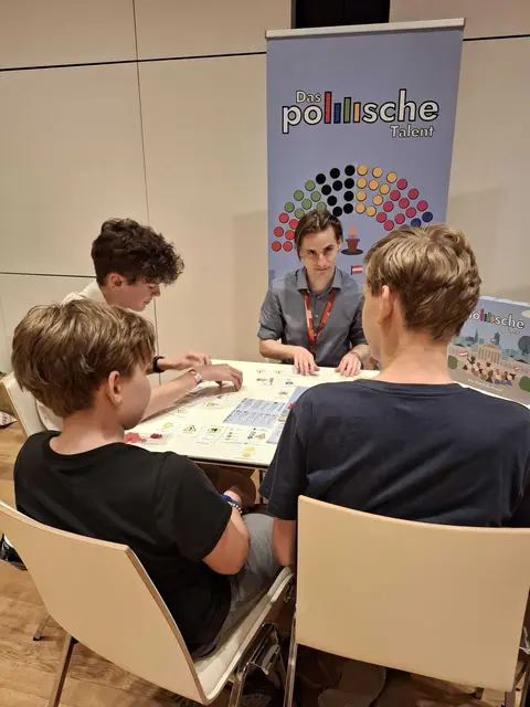 Neben Verlagen und Händlern dürfen auch unabhängige Spiele-Autoren ihre Werke am Spielefest an ihren eigenen Tischen präsentieren.