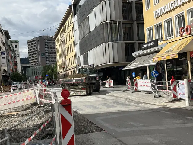 Wilhelm-Greil-Straße von der Zentralgarage, Weiterfahrt geradeaus Wilhelm-Greil-Straße und links Meraner Straße möglich.