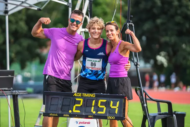Gabriel Bornemann jubelt mit seinem Trainerteam über die Qualifikation für die U20-EM. | Foto: ÖLV/@wolf.amri