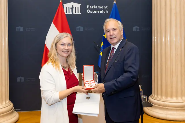 Nationalrätin a.D. Eva-Maria Himmelbauer erhielt von Nationalratspräsident Walter Rosenkranz das Große Goldenen Ehrenzeichen für Verdienste um die Republik Österreich. | Foto: Parlamentsdirektion/Anna Rauchenberger