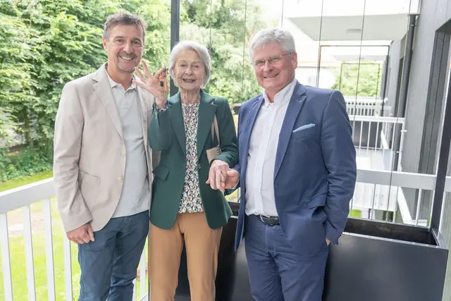 Wohnbaulandesrat Martin Zauner (li.) und gswb-Geschäftsführer Ferdinand Hochleitner (re.) bei der Schlüsselübergabe an Heide Leitner, eine der neuen Bewohnerinnen in der Wohnanlage für SeniorenInnen in der Schopperstraße in Itzling. | Foto: gswb/wildbild