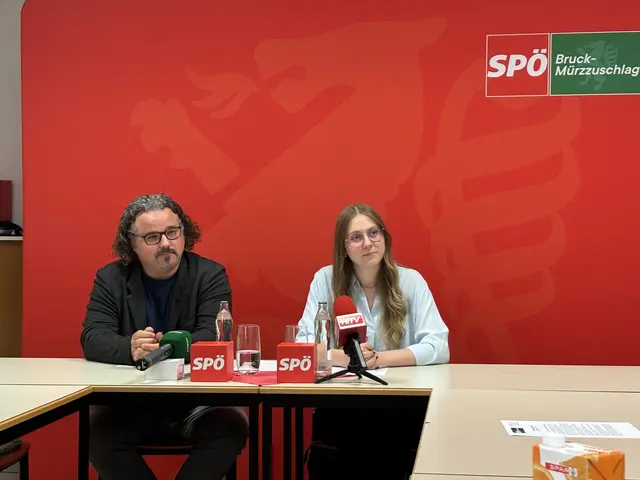 Sparten nicht mit Kritik: Gregor Tuttinger und Carina Mayerhofer-Leitner von der SPÖ Bruck. | Foto: Kern