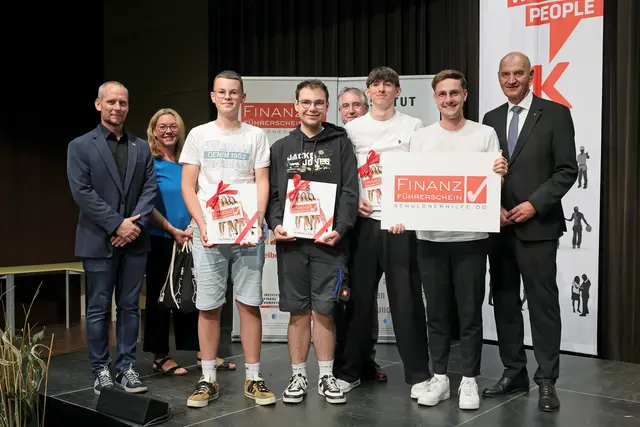 Foto von der Überreichung an das Poly Perg mit Landesrat Christian Dörfel, Ulrike Weiß (Leiterin der Abteilung Konsumentenschutz der Arbeiterkammer OÖ), Schulqualitätsmanager Manfred Schörghuber (Bildungsdirektion OÖ) und Johannes Kletzl (Geschäftsführer der Schuldnerhilfe OÖ). | Foto: Land OÖ/Stinglmayr