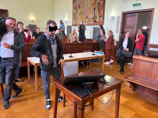 Der Angeklagte im Gerichtssaal. | Foto: Sascha Trimmel