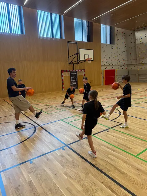 Unter der Anleitung erfahrener Coaches arbeiteten die Kids an ihren Basketball-Skills. | Foto: BC Salzburg Knights