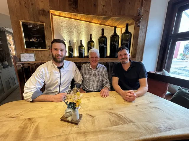 Die geballte Schäffer-Kraft an einem Tisch versammelt: Max, Sepp und Thomas sind allesamt Spitzenköche. | Foto: Kern