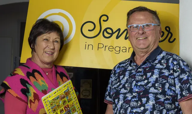 Märchenerzähler: Traudi Preslmayer und Leo Lengauer.  | Foto: Museum Pregarten/A. Klinger