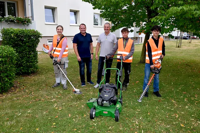 Ein Teil der Ternitzer Ferialpraktikanten mit Bürgermeister Christian Samwald (SPÖ) und Bauhofchef Bernhard Feurer. | Foto: Stadtgemeinde Ternitz