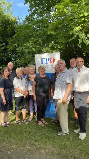 Das Team des OÖSR-Feldkirchen. Bezirksparteiobmann Günter Pröller (r.), gratuliert der neugewählten Seniorenobfrau Margarethe Vogetseder zur Wahl. | Foto: FPÖ UU