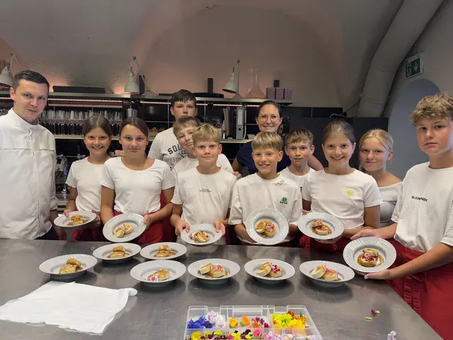 Gemeinsam mit Kienbauer bereiteten die Schüler ein hochwertiges Menü vor: Hühnchen auf Risoninudeln sowie Erdnussparfait mit Salzkaramell als süßer Abschluss.  | Foto: TNMS St. Marienkirchen