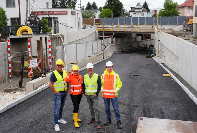 Sandra Wassermann gemeinsam mit Verkehrsombudsmann Claus Nunner, Ernst Ritzer (ÖBB Baumanagement) und David Kalt (Mitarbeiter bei ÖBA – Kastner) beim Lokalaugenschein der neuen Bahnunterführung in Waidmannsdorf. | Foto: StadtKommunikation / Zechner