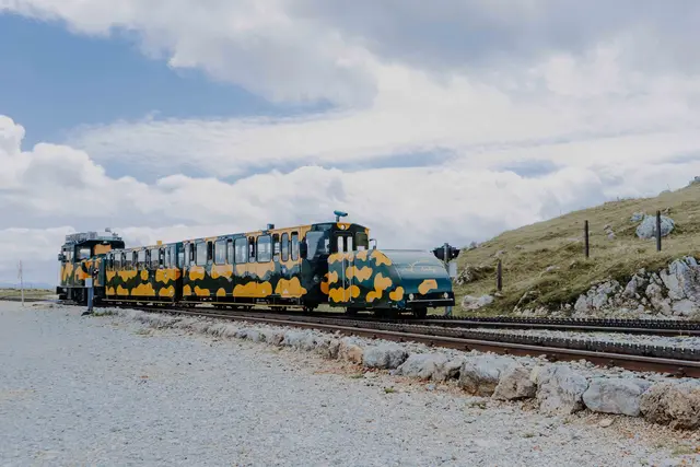 Mit dem Salamander der Schneebergbahn geht’s entspannt auf den höchsten Berg Niederösterreichs.
  | Foto: NÖVOG/Grojer