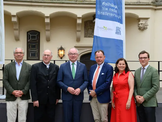 Schlossherr Tassilo Metternich-Sándor, Bischof Alois Schwarz, LH-Stv. Stephan Pernkopf, LFBNÖ Obmann Markus Hoyos, LFBNÖ Geschäftsführerin Brigitte Schuh und LFBÖ Präsident Konrad Mylius | Foto: Peter Zeschitz